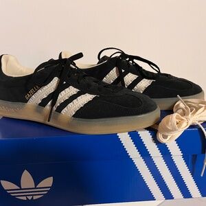 Adidas ribbon ruffle stripe Gazelle - size 8